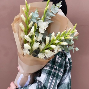 Букет из 5 белых гладиолусов и эвкалипта в Бронницах