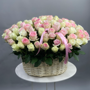 Композиция в корзине из 101 кенийской розы пастельный микс (40 см) в Бронницах