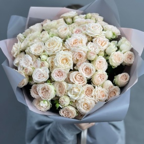 Букет "Кремовый микс" из 25 кустовых роз (50 см) в Бронницах