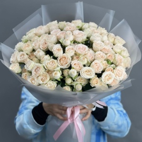 Букет из 35 кремовых кустовых роз (50 см) в Бронницах