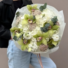 Букет "Эдем" из гортензии, орхидей, эустом, эвкалипта и озатамнуса в Бронницах