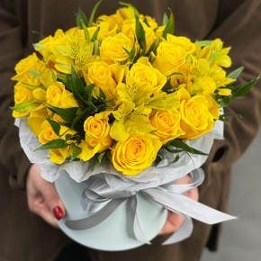 Композиция в шляпной коробке "Розиль" из альстромерий и роз в Бронницах