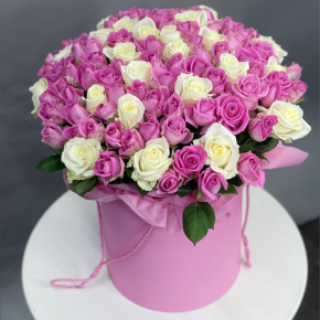 Композиция в шляпной коробке из 151 розы кения микс в Бронницах