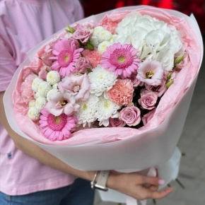Букет "Розовые облака" из хризантемы, кустовых роз, диантусов, гортензии и эустом в Бронницах