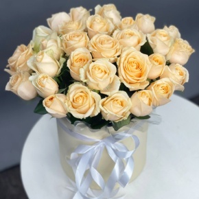 Композиция в шляпной коробке из 35 кремовых кенийских роз в Бронницах