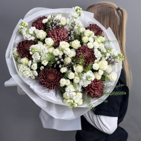 Букет "Шоколадный френч" из кустовых роз, хризантем Бигоуди, брунии, ароматных маттиол и сантини в Бронницах