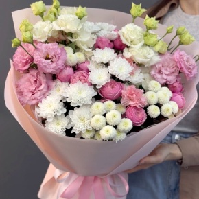 Букет "Задыхаюсь от нежности" из хризантемы, кустовых пионовидных роз, диантусов и эустом в Бронницах