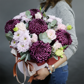 Композиция в шляпной коробке "Наденька" из хризантем Бигоуди, эустом и эвкалипта в Бронницах