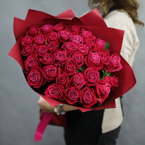 Букет из 35 малиновых роз Шангрила (50 см) в Бронницах