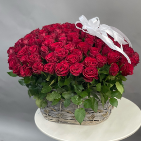 Композиция в корзине из 101 красной розы в Бронницах