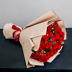 Букет 15 кустовых красных роз в Бронницах
