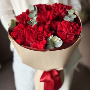 Букет "Красная пантера" из 7 роз Эквадор и эвкалипта в Бронницах