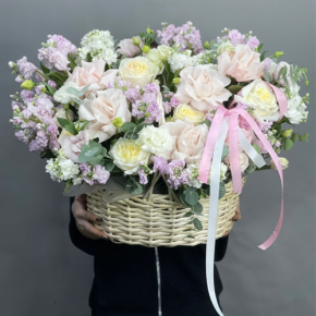Композиция в корзине из роз Эквадор и ароматных маттиол в Бронницах