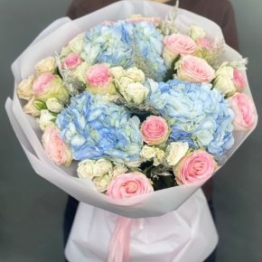 Букет "Легкий ветерок" из роз, конифера и гортензий в Бронницах