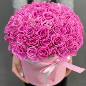 Композиция в шляпной коробке из 71 кенийской розы в Бронницах