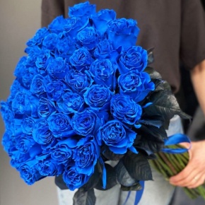 Букет из 51 синей розы Эквадор под ленту (70 см) в Бронницах