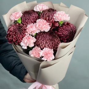 Букет из хризантем Бигоуди и розовых диантусов в Бронницах