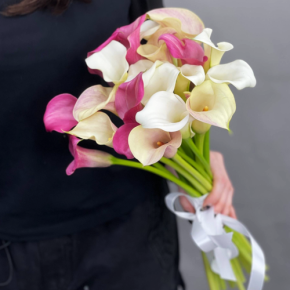 Букет из 21 каллы микс в Бронницах