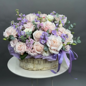 Композиция в корзине из французских роз и ароматных маттиол в Бронницах