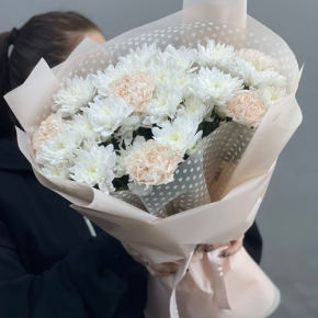 Букет из хризантем и диантусов пудра в Бронницах