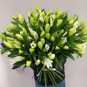 Объемный букет из 27 ароматных белых лилий в Бронницах