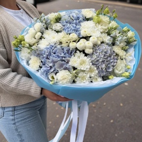 Букет "Голубые облака" из хризантемы, диантусов, Голландской гортензии, дельфиниума и эустомы в Бронницах
