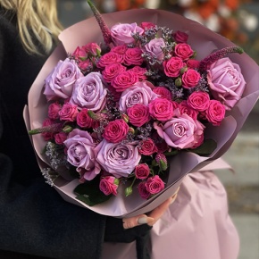 Букет "Малиновый вечер" из кустовых малиновых роз, вероники, лимониума и роз Меритим в Бронницах