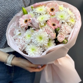Букет "Дружба" из хризантемы, пионовидной лилии, гербер, диантусов и кустовых роз в Бронницах