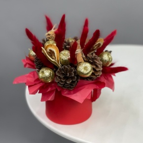 Композиция в шляпной коробке "Глинтвейн золото" из шишек, корицы и лагуруса в Бронницах