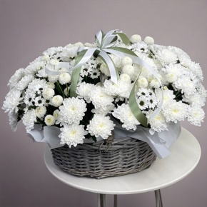 Композиция в корзине "Снежная лавина" из хризантем в Бронницах