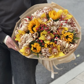 Букет "Биркин" из подсолнухов, орхидей, гиперикума, хризантем Виена в Бронницах