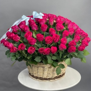 Композиция в корзине из 151 малиновой розы в Бронницах
