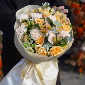 Букет "Пломбирный" из роз Аваланж, диантусов, альстромерий и эвкалипта в Бронницах