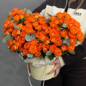 Композиция в шляпной коробке "Закат" из кустовых роз и эвкалипта в Бронницах