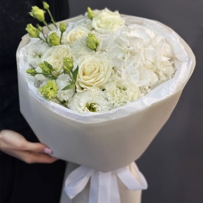 Букет "Нега" из Голландской гортензии, роз и эустом в Бронницах