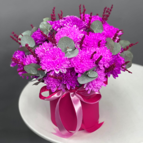 Композиция в шляпной коробке "Магия розового" из хризантем и лаванды в Бронницах