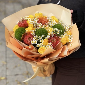 Букет "Зельда" из диантусов Lux, лимонных роз, лейко и ромашек в Бронницах