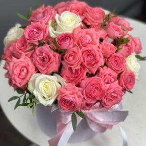 Композиция в шляпной коробке из белых и кустовых коралловых роз в Бронницах