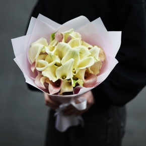 Букет из 25 калл нежный микс в Бронницах