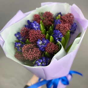 Букет "Твой яркий день" из гиацинтов и скиммии в Бронницах