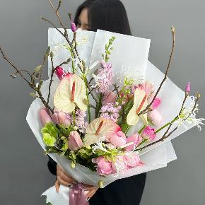 Авторский букет с антуриумами, ранункулюсами и цветущими ветками магнолии в Бронницах