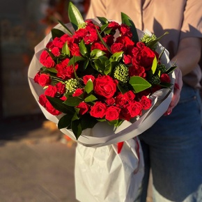 Букет "Всё возможно" из кустовых роз, скиммии, роз Эль Торо и рускуса в Бронницах