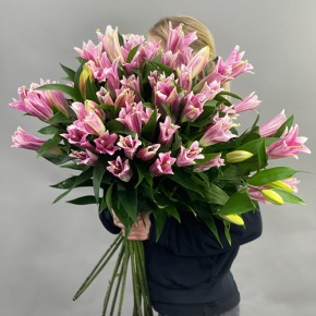 Букет из 17 розовых лилий в Бронницах