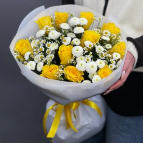 Букет "Синди" из лимонных роз, ромашек и хризантем сантини в Бронницах