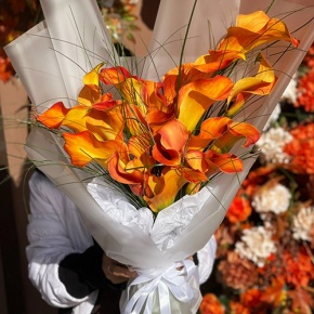 Монобукет из 21 оранжевой каллы в Бронницах
