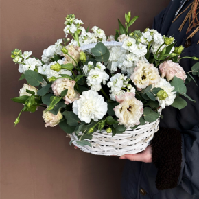 Композиция в корзине "Фея" из маттиол, диантусов, эустом и эвкалипта в Бронницах