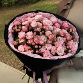 Букет из кустовых роз Бомбастик и гиперикума (50 см) в Бронницах