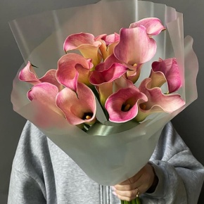 Букет из 13 нежных калл в Бронницах