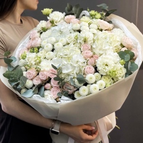 Букет "Пастелла" из кустовых пионовидных роз, Голландской Гортензии, эустомы, хризантемы Ньютон и эвкалипта в Бронницах