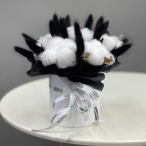 Композиция в шляпной коробке мини "Чикатуха" из хлопка и лагуруса в Бронницах